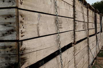 Cajas viejas de madera con una cadena