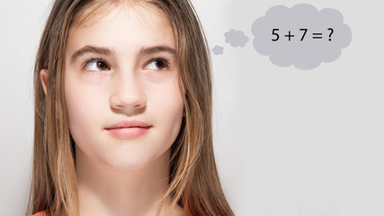 Mädchen rechnet Rechenaufgabe