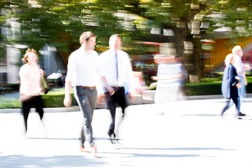 Obraz premium LONDON UK - SEPTEMBER 10, 2015: City of London lunch time. Lots of office people walking on the street. People blur