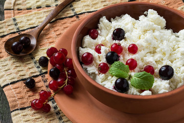 Cottage cheese with red and black currants