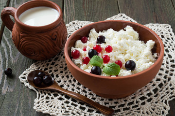Cottage cheese with red and black currants