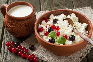 Obraz na płótnie Canvas Cottage cheese with red and black currants