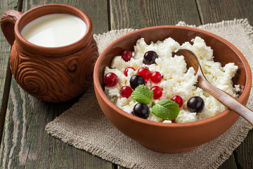 Cottage cheese with red and black currants