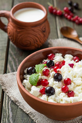 Cottage cheese with red and black currants