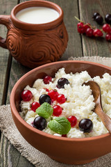 Cottage cheese with red and black currants