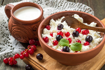 Cottage cheese with red and black currants
