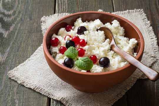 Cottage cheese with red and black currants