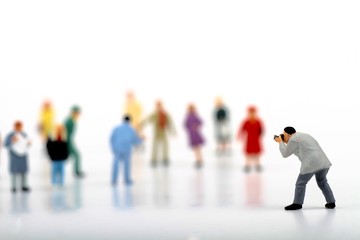 Fototapeta premium miniatura di fotografo dedito alla street photography