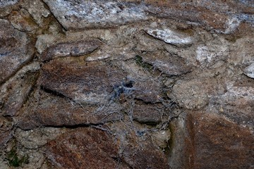 Alte Sandsteinmauer mit alten Spinnennetze