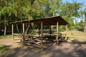 Fototapeta na wymiar cabaña de madera en un parque 