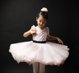 Naklejka premium Asian little girl ballerina