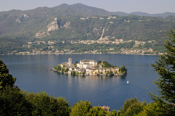 Fototapeta na wymiar Sacro Monte di Orta, Blick auf Lago di Orta, Isola San Giulio, Piemont, Italien