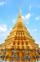 Fototapeta premium Golden pagoda and Thai giant statues