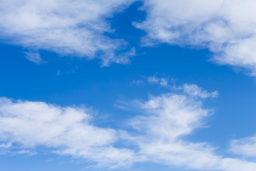 Fototapeta premium sfondo con cielo azzurro e nuvole alte cirri