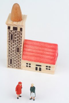 donne in miniatura che parlano fuori da una chiesa