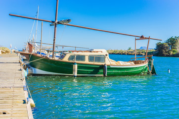 Traditionelles Fischerboot im Hafen
