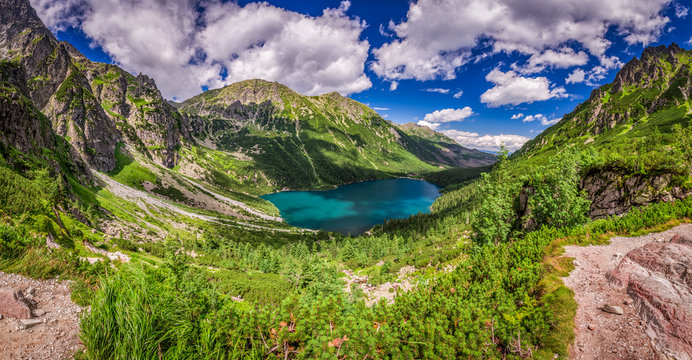 Fototapeta Panorama of beautiful lake in the middle of the Tatra mountains