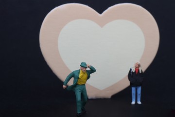 miniatura di uomo che fugge dalla donna amata