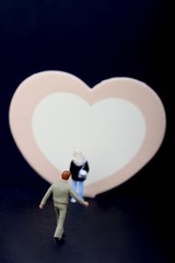 miniature di innamorati in corteggiamento