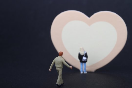miniature di innamorati in corteggiamento