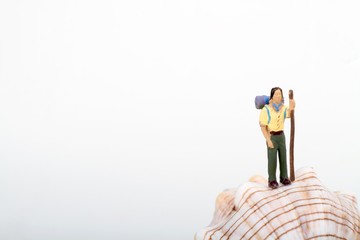 escursionista in miniatura e conchiglia