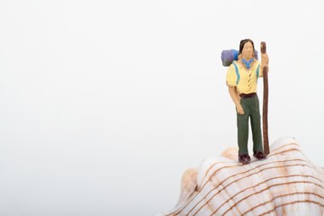 escursionista in miniatura e conchiglia