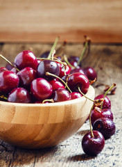 Sweet ripe cherry in a wooden bowl, selective jarec