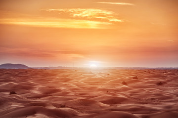 Obraz premium Colorful red sunset over desert