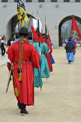 Obraz premium Row of armed guards in ancient traditional soldier uniforms in the old royal residence, Seoul, South Korea..