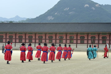 Obraz premium Row of armed guards in ancient traditional soldier uniforms in the old royal residence, Seoul, South Korea..