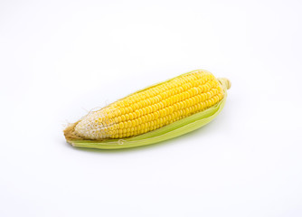 fresh corn on wooden tray