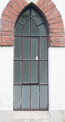 Fenster einer Friedhofskapelle