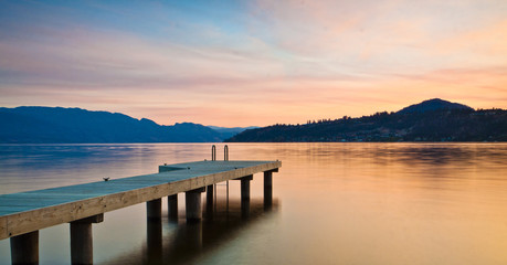 Fototapeta na wymiar vibrant mountain sunset over lake in Canada