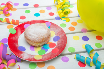Berliner Pfannkuchen mit Konfetti an Karneval und Fasching