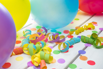 bunte Party mit Konfetti Luftschlangen Luftballons