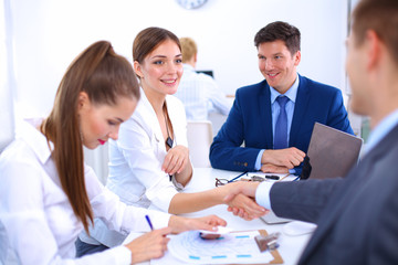 Obraz premium Business people shaking hands, finishing up a meeting, in office