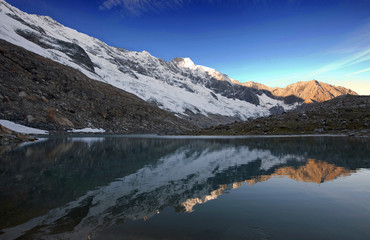 Fototapeta na wymiar Die Dreiherrenspitze spiegelt sich im Eissee