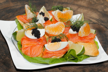 Baguette, geräuchertes Lachsfilet, Salat, Ei, Dill, Orange, Kavi