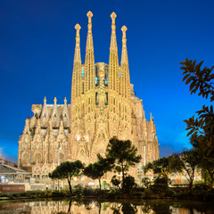 Naklejka premium Sagrada Familia at night, Barcelona