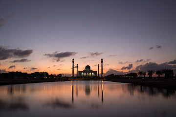Fototapeta na wymiar The twilight view of Thailand mosque