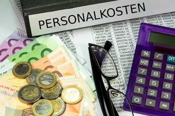 Ein Ordner mit Unterlagen für Personalkosten
