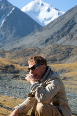 Naklejka premium The man in the sunglasses