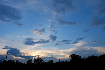 Naklejka premium silhouette landscape with dramatic sunset sky background