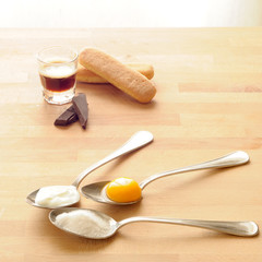 Ingredienti per preparare un delizioso tiramisù, formato quadrato, soleggiato.