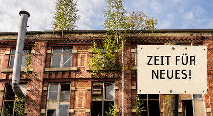 Alte DDR Fabrik Zeit für Neues Schild