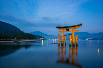 Fototapeta premium The Floating Torii gate in Miyajima, Japan