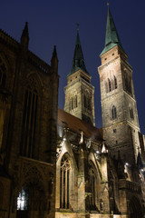 Fototapeta na wymiar Nachtaufnahme St Sebald Kirche