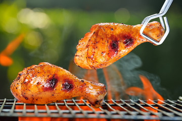 Fototapety  Udka z kurczaka z grilla na grillu na świeżym powietrzu