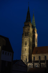 Fototapeta na wymiar St Sebaldus Kirche Nürnberg bei Nacht