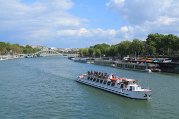 Fototapeta premium Promenade en bateau mouche sur la Seine, Paris